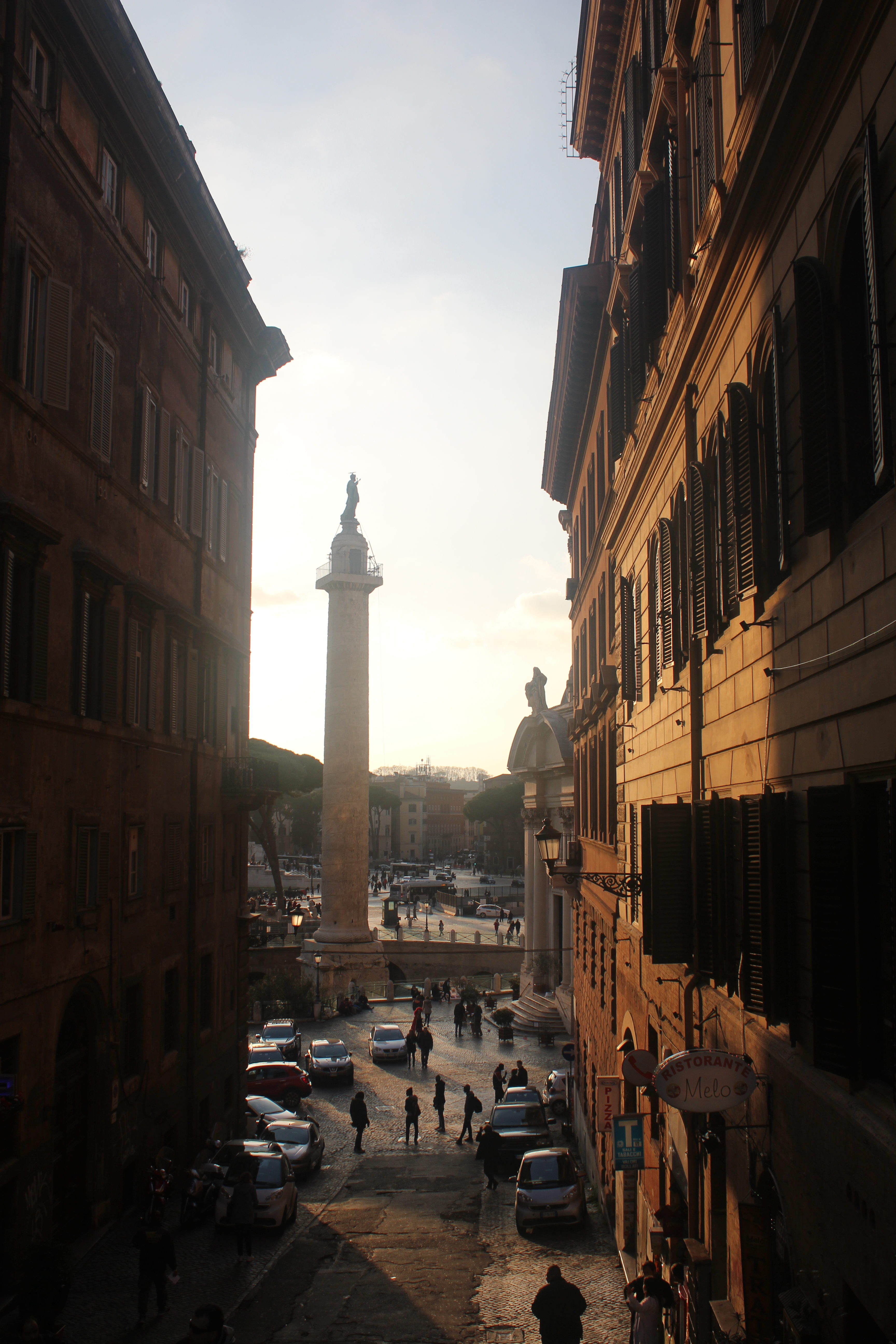 Place de la Colonne à Rome au coucher du soleil