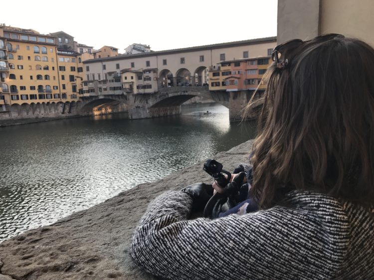 Personne qui regarde le ponte vecchio