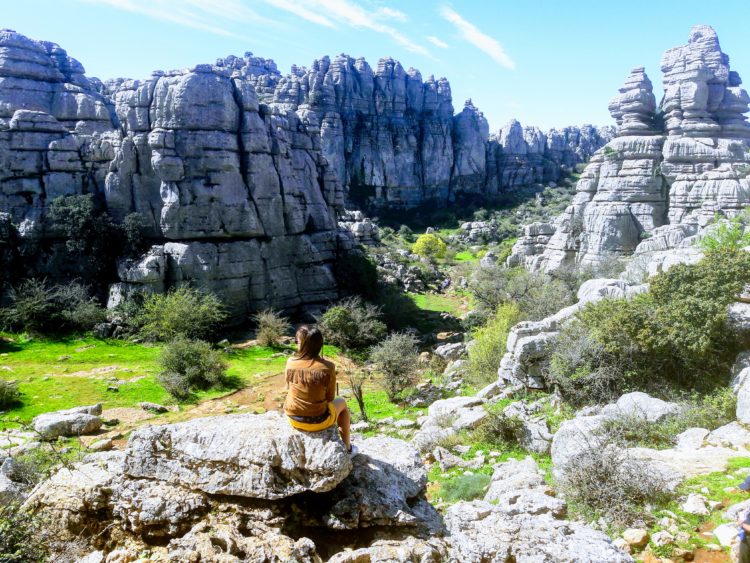 Personne sur un rocher à El torcal